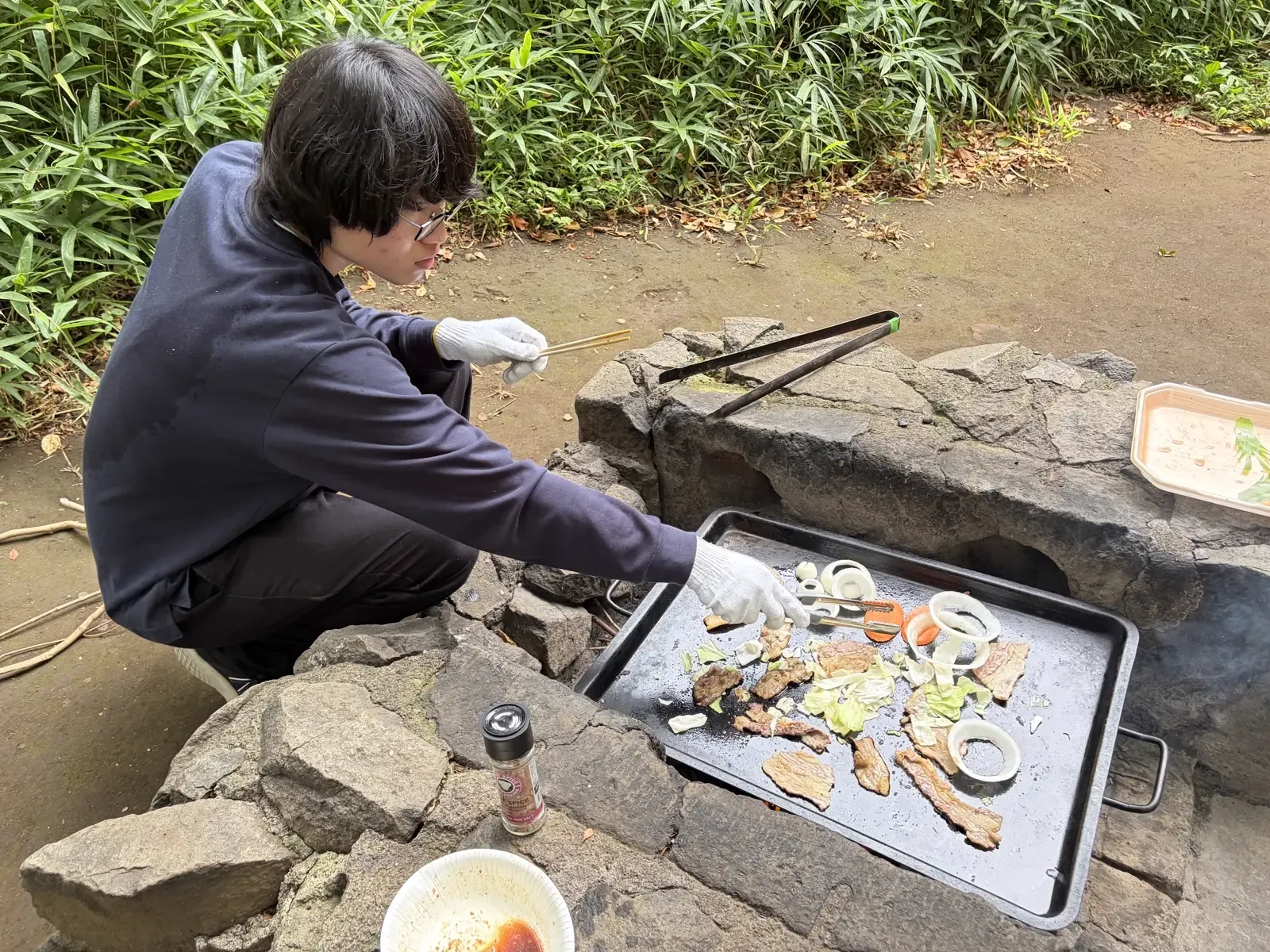 鉄板で調理する様子
